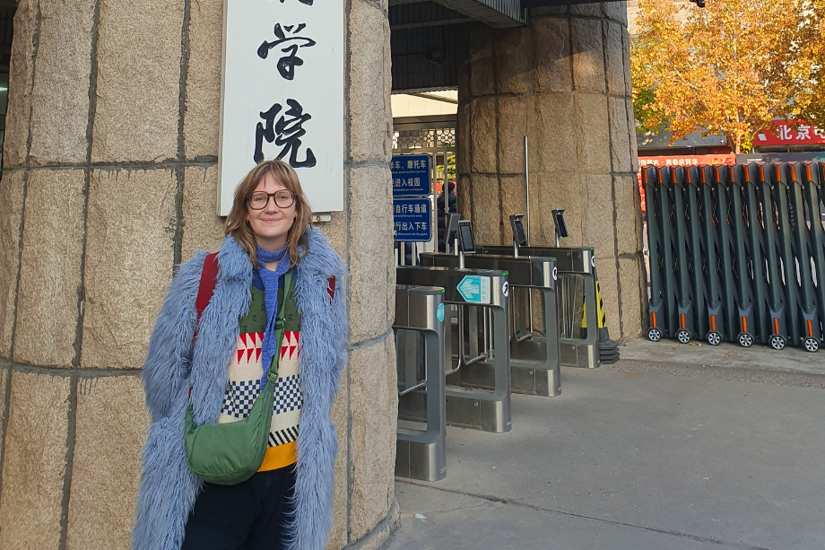 Christina Reuter vor Haidan Campus