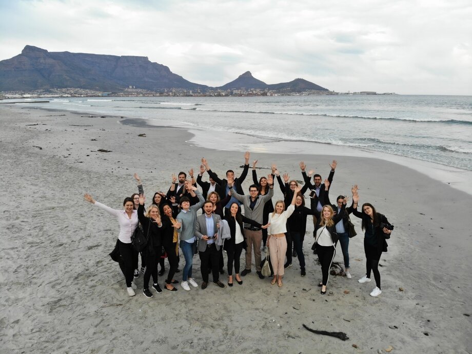 Ein Gruppenfoto am Strand des Konferenzhotels