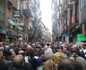 Menschenmenge in einer Gasse der Altstadt Pamplonas