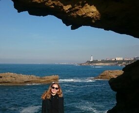 Autorin vor der Promenade von Biarritz