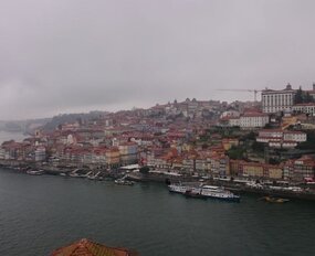Blick auf Porto von der anderen Seite des Duero