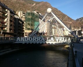 Schriftzug auf einer Brücke in Andorra la Vella