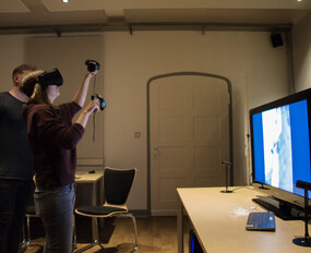 Und sein Kollege Nikolai von FUTURE CANDY gibt Instruktionen für die Oculus Rift.