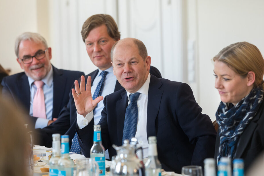 Olaf Scholz, Erster Bürgermeister der Hansestadt Hamburg, im Gespräch mit rund 30 Medienvertretern beim Senatsfrühstück