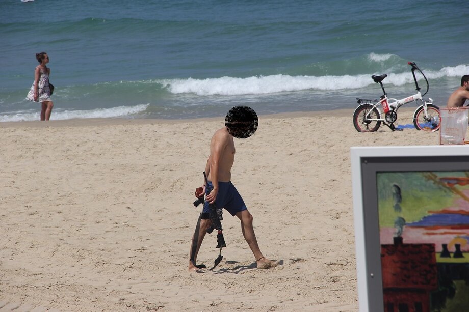 Soldat am Strand von Tel Aviv