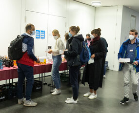 12 Auftakt Studierende bedienen sich an Snacks