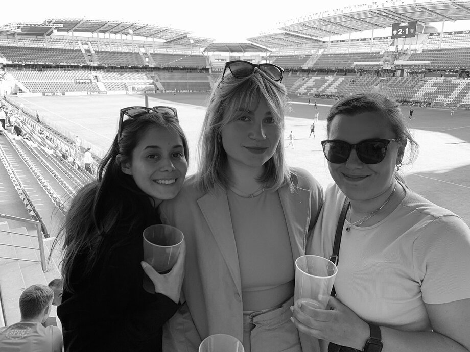 Gruppenbild Stadion schwarzweiss