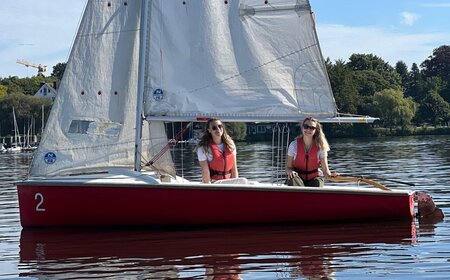 Luzie und Linda im Boot