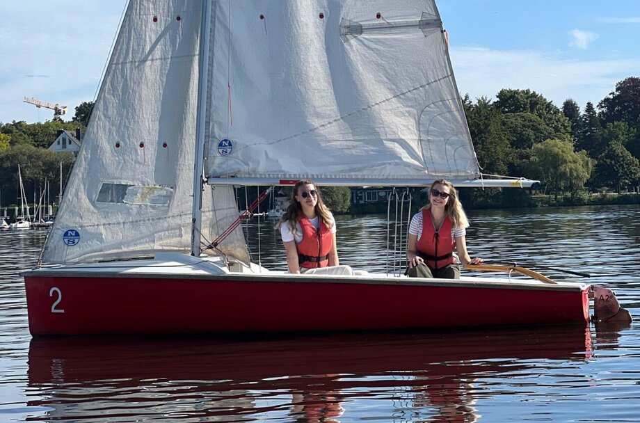 Luzie und Linda im Boot