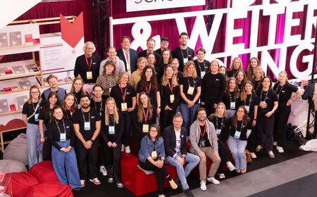 Gruppenfoto am HMS Stand