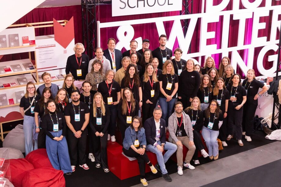 Gruppenfoto am HMS Stand