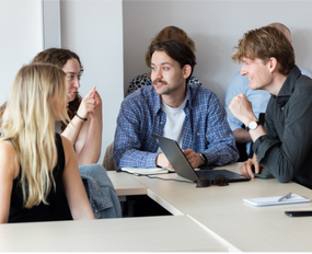 Gruppe Studierender im Gespraech