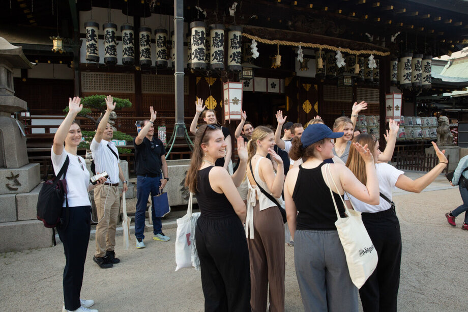 Winkend vor Schrein in Kyoto